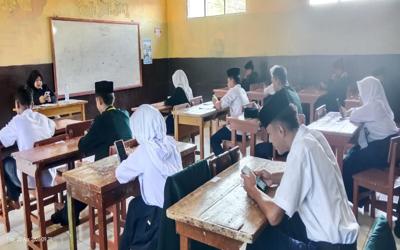 Pelaksanaan Ujian Madrasah Berbasis Handphone Kelas IX MTs Al-Ishlah Tahun Ajaran 2025/2026 Berjalan Lancar